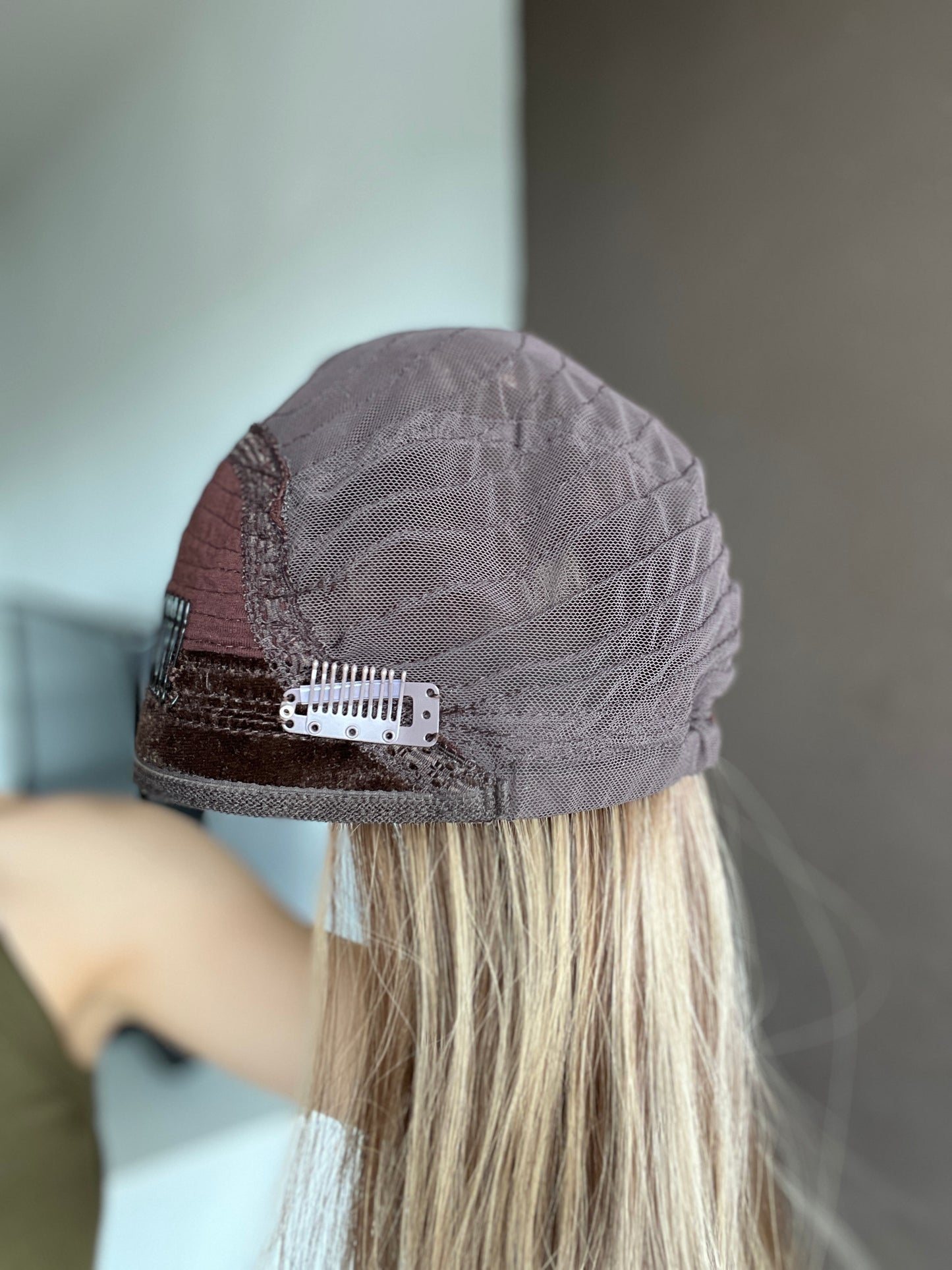 Light Brunette With Highlights // 22 inches // Medium