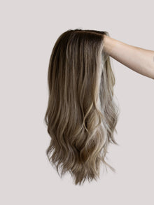 Confident With Rooting // Signature Wig // 20'' // Medium