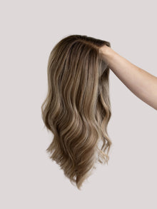 Confident With Rooting // Signature Wig // 18'' // Medium