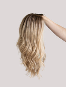 Iconic With Rooting // Signature Wig // 18'' // Medium