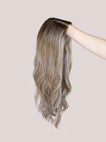 Confident With Rooting // Signature Wig // 22'' // Medium