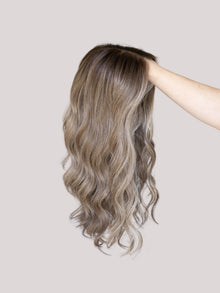 Confident With Rooting // Signature Wig // 18'' // Medium