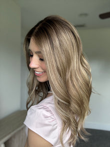 Confident With Rooting // Signature Wig // 18'' // Small