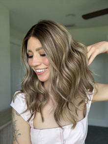 Confident With Rooting // Signature Wig // 18'' // Medium