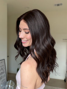 Thriving // Signature Wig // 18'' // Medium